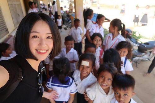 Cô giáo xinh đẹp vướng bê bối kêu gọi từ thiện sai luật