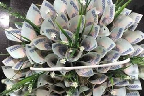 Nam thanh niên đặt làm bó hoa 50 bông bằng tiền mệnh giá 500.000 đồng rồi quỵt tiền