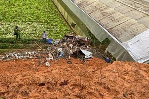 Sạt lở taluy làm căn chòi bị sập, đè 4 người thương vong