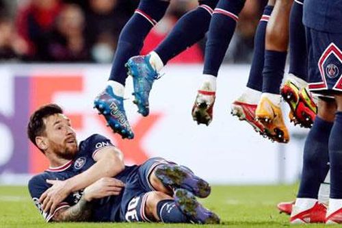 Rio Ferdinand bức xúc vì Messi phải nằm sân làm rào chắn