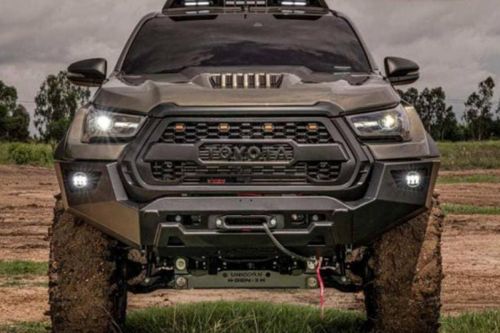 Cận cảnh Toyota Hilux cơ bắp, hầm hố với gói phụ kiện thân rộng