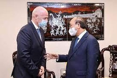 Chủ tịch FIFA đánh giá cao bóng đá Việt Nam