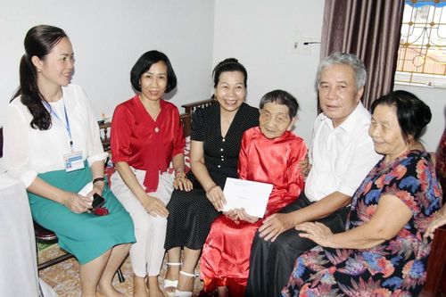 Thành phố Lào Cai: Thăm, tặng quà 28 cụ trên 100 tuổi