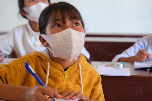 Hết lòng hỗ trợ học sinh dân tộc thiểu số học trực tuyến