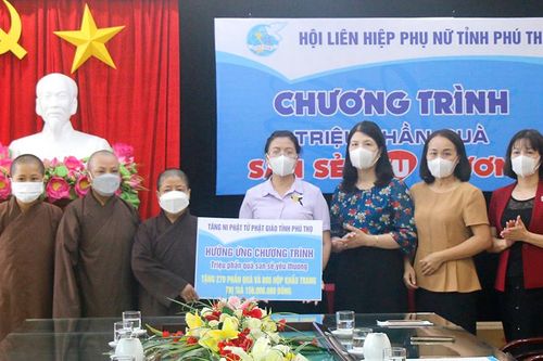 Tiếp nhận ủng hộ chương trình 'Triệu phần quà san sẻ yêu thương'