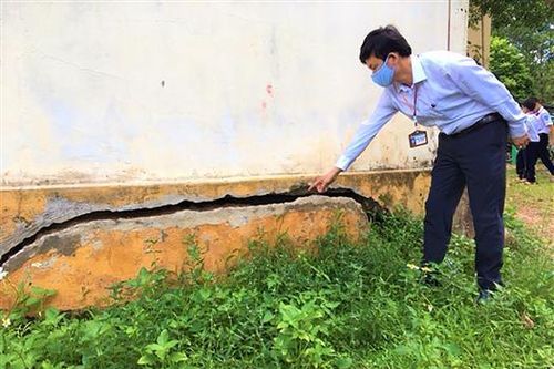 3 phòng học của Trường THCS thị trấn Krông Klang sụt lún bất thường