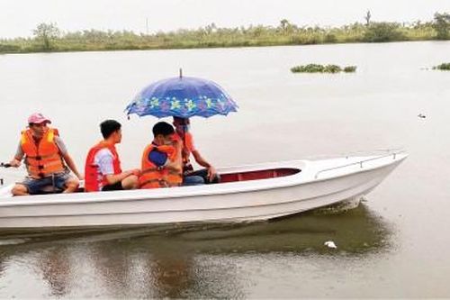 Đời sống Chàng trai trẻ cải tiến ca-nô vượt lũ