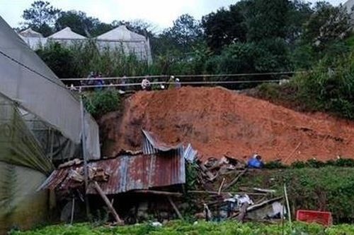 Bị sạt lở vùi lấp khi trú mưa, 2 người chết, 2 người bị thương