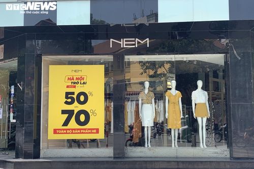 Được hoạt động trở lại, shop thời trang Hà Nội xả hàng, tung khuyến mãi