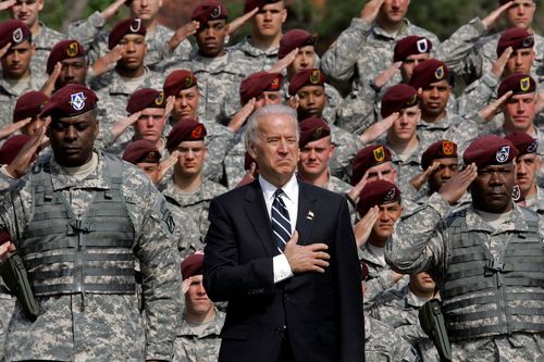 Tổng thống Biden đang đẩy NATO đến bờ vực, châu Âu đến lúc cần quân đội riêng?