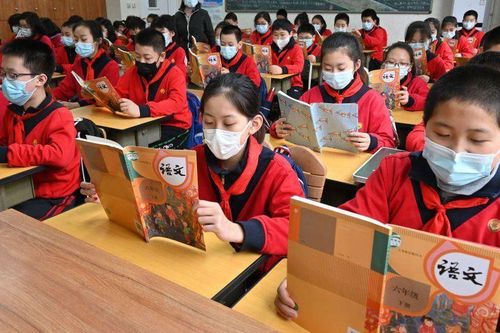 Trường tiểu học Trung Quốc gắn chip vào đồng phục để theo dõi học sinh