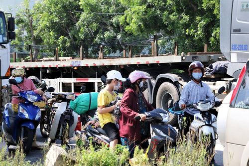 Học sinh, phụ huynh tất tả, 'tay xách nách mang' trở về Đà Nẵng