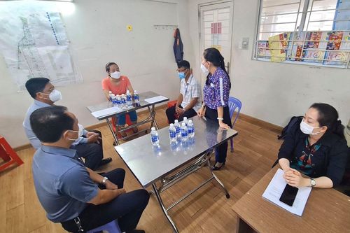 Bí thư phường xin lỗi công khai người phụ nữ bị cưỡng chế test COVID-19