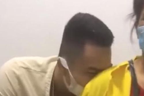 Dở khóc dở cười với cảnh anh chồng cao to trốn sau lưng mẹ khóc nức nở khi thấy vợ 'phải đẻ'