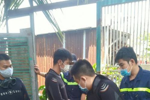 TP.HCM: 2 người nhảy xuống ao nghi tự tử rồi bơi vào bờ về nhà nhưng để lại tư trang, 'người nhái' lặn tìm nhiều tiếng