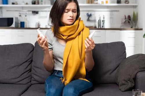 Thuốc xịt trị viêm họng: Dùng thế nào cho đúng?