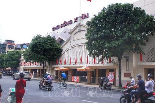 Nhiều chợ ở Hà Nội vẫn 'cửa đóng then cài' dù đã nới lỏng giãn cách