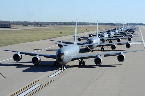 'Thùng xăng bay' KC-135 Mỹ thị uy với màn 'Voi đi bộ'