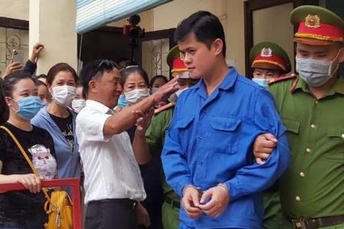 Hoãn xử phúc thẩm vụ bác sĩ hiếp dâm nữ điều dưỡng