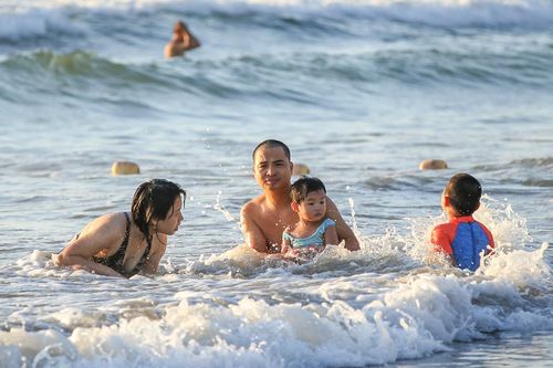 Người dân Đà Nẵng được tắm biển trở lại