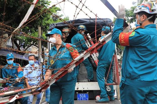Chung cư ở TP.HCM gỡ bỏ rào chắn, cư dân chờ các tiện ích mở lại
