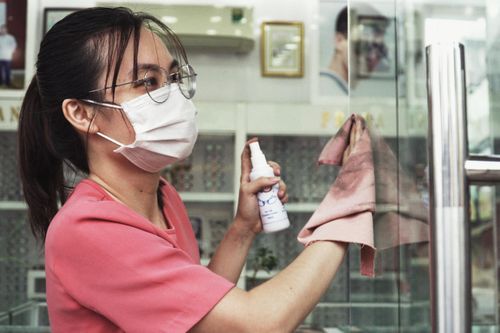 Chủ cửa hàng điện lạnh, điện tử tất bật chuẩn bị mở bán lại ở TP.HCM