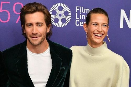 Jake Gyllenhaal công khai bạn gái