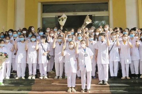 Hà Nội: Khen thưởng 18 đoàn cán bộ y tế các tỉnh, thành phố hỗ trợ xét nghiệm, tiêm vaccine phòng Covid-19