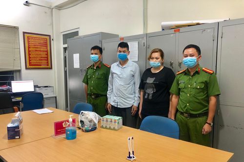 Công an Hà Nội giúp người phụ nữ tâm thần đi lạc về lại với gia đình
