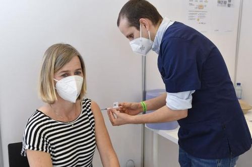 Bỉ tiêm vaccine Covid-19 liều tăng cường cho người trên 65 tuổi