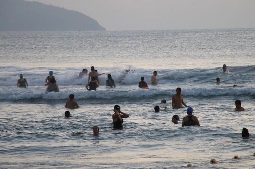 Người dân Đà Nẵng đón bình minh trên biển sau nhiều ngày giãn cách