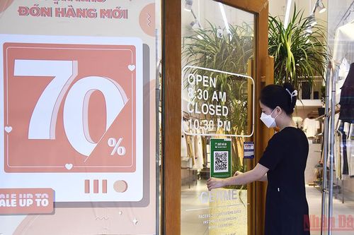 Quét mã QR để phòng, chống dịch trong những ngày nới lỏng giãn cách