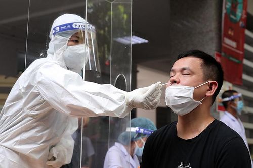 Đã tiêm vaccine, người lao động tại cơ sở sản xuất có phải xét nghiệm Covid-19 không?