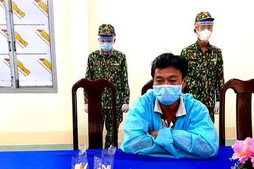 Bắt đối tượng vận chuyển 2,2 kg kim loại nghi là vàng qua biên giới