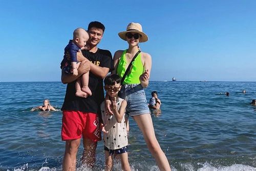 Tổ ấm hạnh phúc của Kỳ Hân - Mạc Hồng Quân bên 2 quý tử