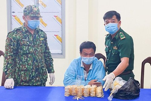 An Giang: Đối tượng vận chuyển 2,2 kg kim loại nghi là vàng qua biên giới