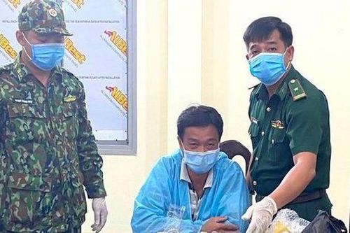 Tạm giữ người chở 2,2 kg kim loại màu vàng từ Việt Nam sang Campuchia