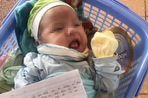 Bé gái bị bỏ lại dưới chân đèo