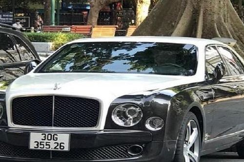 Siêu xe Bentley 'lộ' biển số giả khi đang lưu thông trên phố
