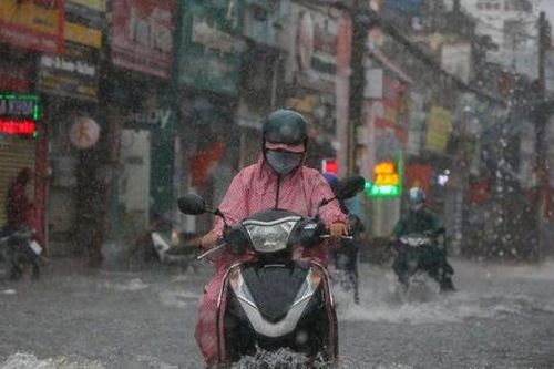 Mưa dông quay trở lại miền Bắc, miền Nam