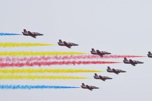 Trung Quốc khoe hàng loạt khí tài quân sự tại Airshow China 2021