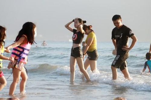 Người dân Đà Nẵng đổ ra tắm biển sau hơn 2 tháng