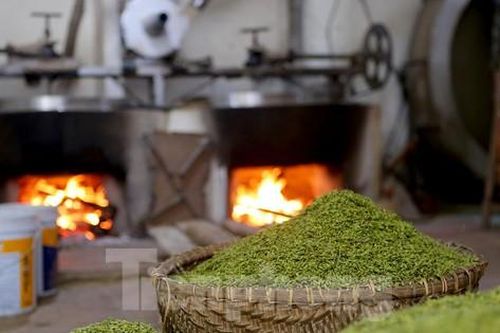 Làng nghề Mễ Trì lại 'đỏ lửa' suốt ngày đêm làm đặc sản cốm vào mùa thu