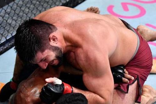 Võ sĩ Nga tung loạt 12 cú đấm và đòn chỏ hạ knock-out đối thủ