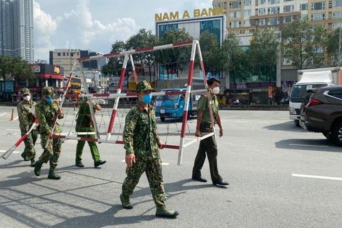 TP.HCM tháo dỡ chốt chặn, người dân thận trọng ra đường