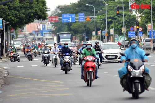 Đường phố TP Hồ Chí Minh đông đúc trở lại trước ngày nới lỏng giãn cách xã hội