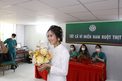 Đám cưới 'online' đặc biệt của nữ điều dưỡng đang đi chống dịch COVID-19