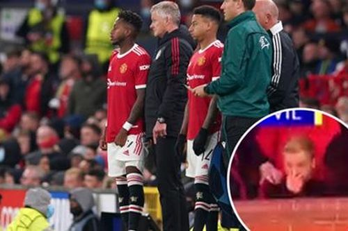 Van de Beek quăng kẹo cao su ra sau lưng Solskjaer