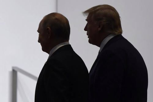 Ông Trump 'giả bộ cứng rắn' với Tổng thống Putin trước ống kính camera