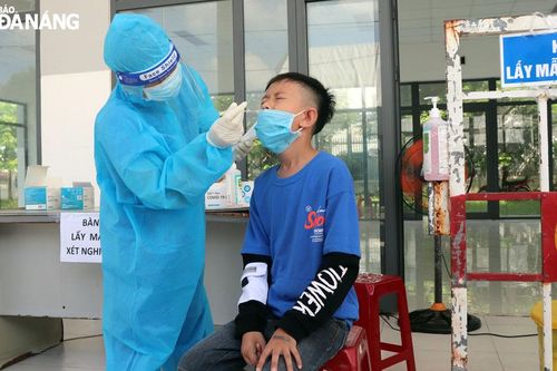 Tiếp tục hỗ trợ xét nghiệm SARS-CoV-2 cho giáo viên, học sinh tại chốt